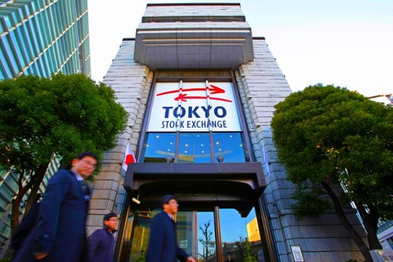 Asian Shares Hit by Japan Bank Jitters, Oil Troubles